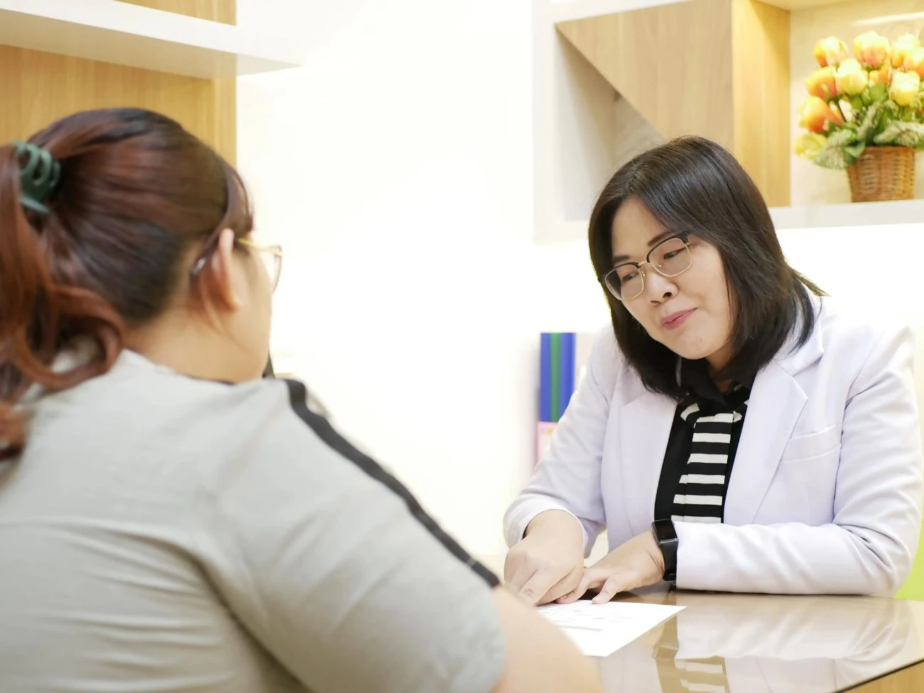 Dokter Eternislim sedang berbincang dengan pasien terkait program penurunan berat badan.
