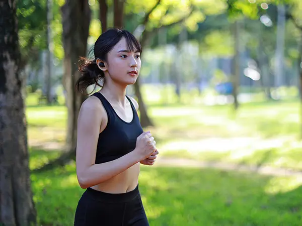 Perempuan beraktivitas di luar ruangan berkeringat 