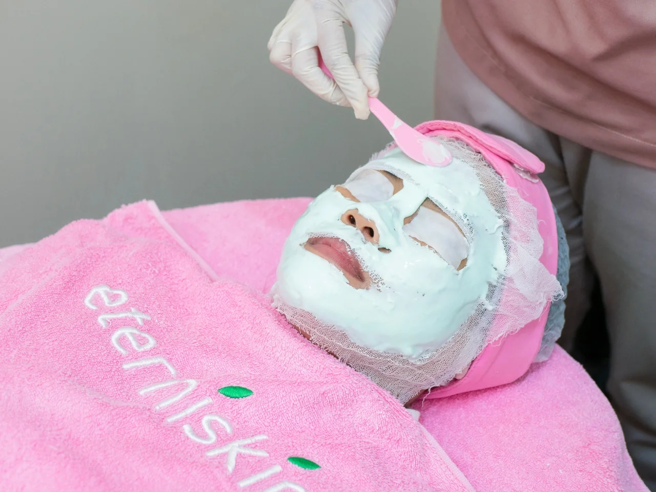 eterniskin-breakout-clear-facial