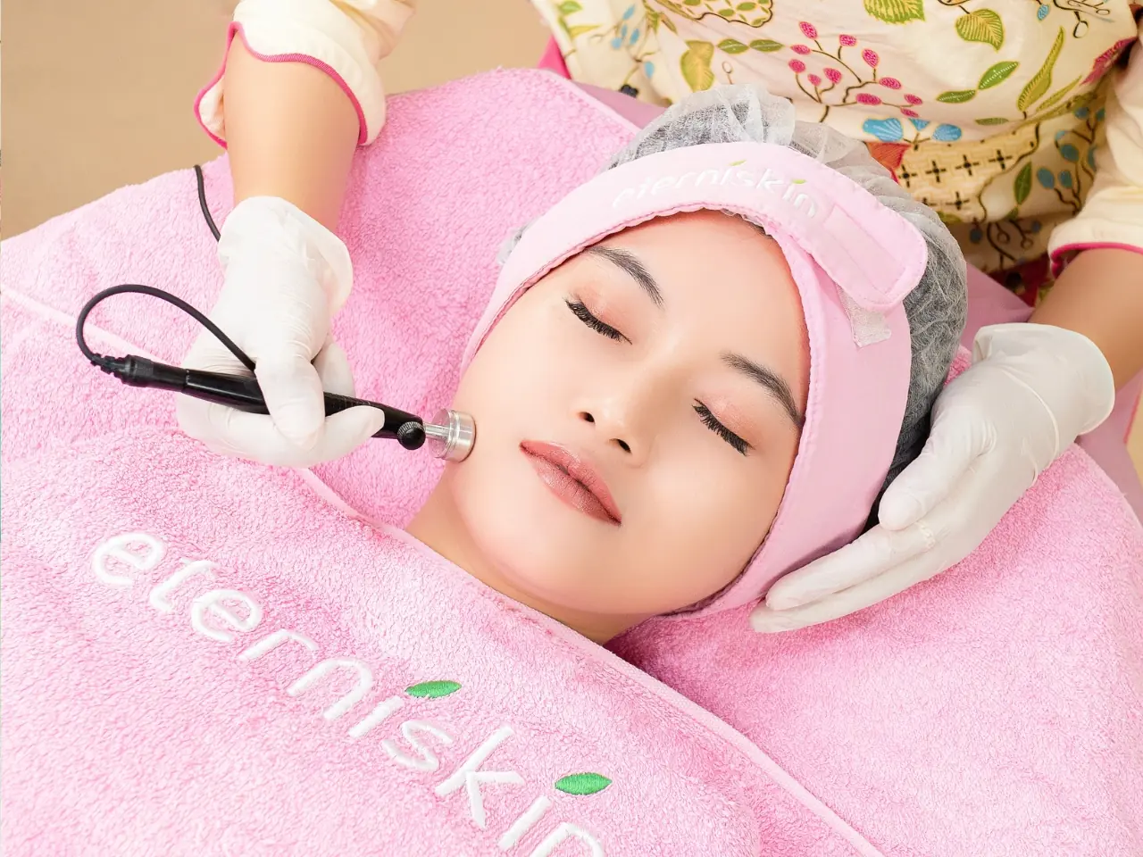 eterniskin-glow-ion-c-facial